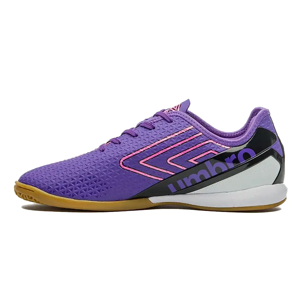 Chuteira masculina Umbro Chrome roxa vista frontal destacando detalhes geométricos
